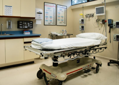 Interior cubículos de atención Urgencias Hospital La Bene