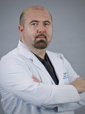 Dr.  Oscar Chávez Vallarino